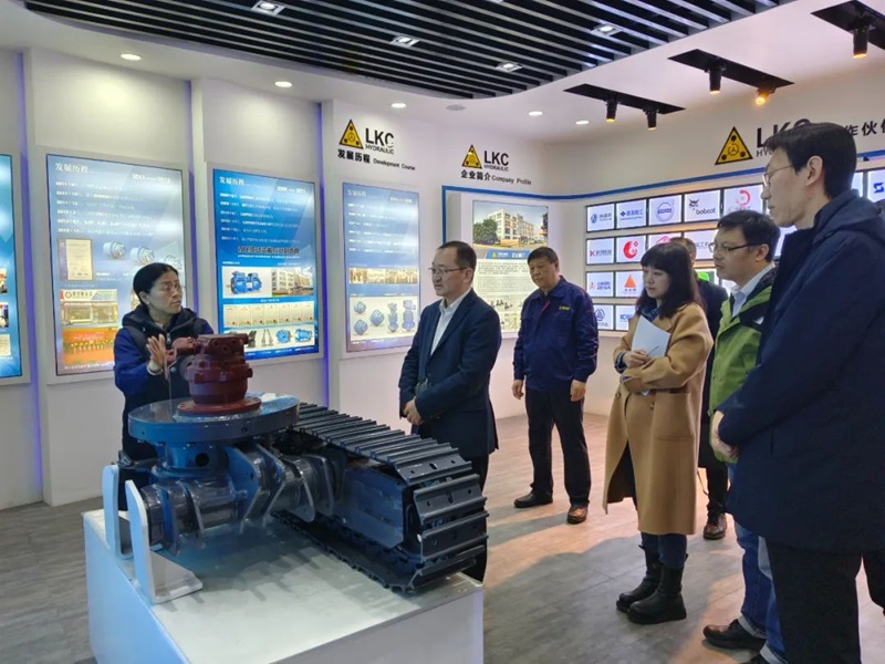 青島市工信局副局長姜海天一行蒞臨力克川液壓參觀指導.jpg 青島市工信局副局長姜海天一行蒞臨力克川液壓參觀指導.jpg